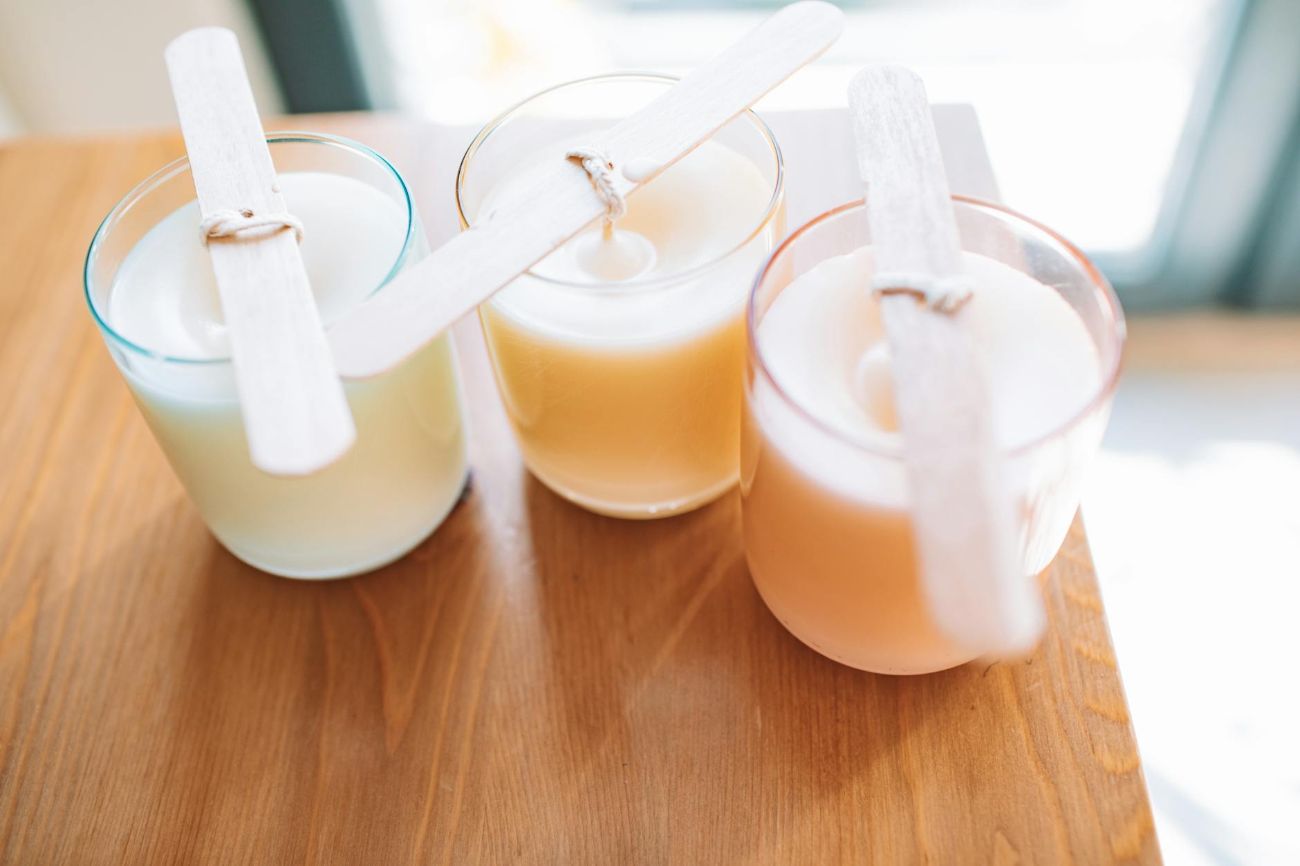 Domowe świece sojowe z drewnianymi knotami widziane z góry