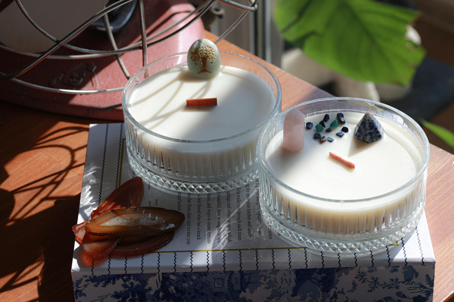 Dwie domowe ozdobne świece sojowe jako inspiracja do wystroju wnętrz