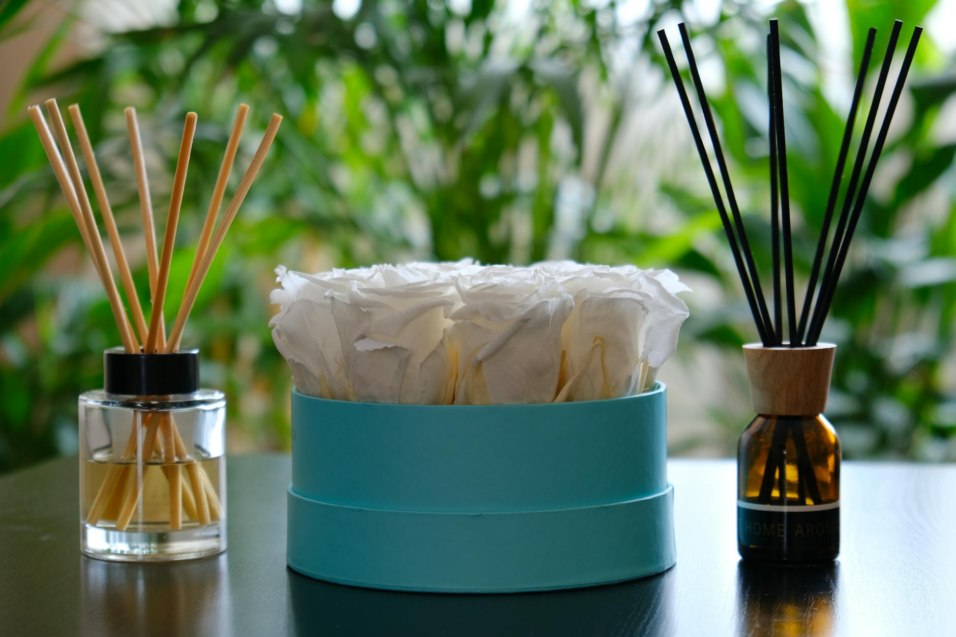 Elegancka aranżacja wnętrza z dyfuzorami zapachowymi i kwiatami