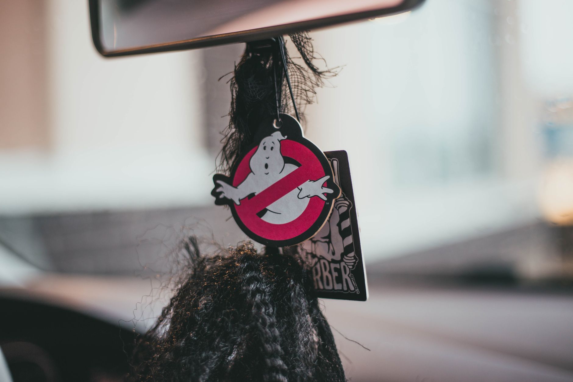 Zawieszka zapachowa Ghostbusters wisząca przy lusterku wstecznym auta