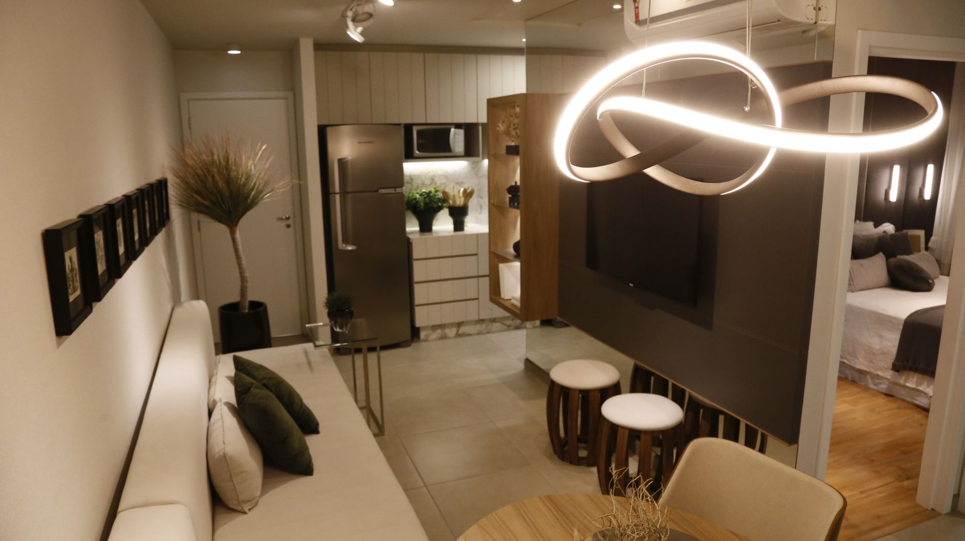 Nowoczesny luksusowy salon z eleganckim oświetleniem i dekoracjami