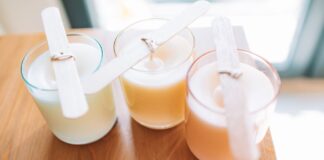 Brak zapachu podczas palenia świecy sojowej: 6 błędów przy dodawaniu olejków Domowe świece zapachowe z drewnianymi knotami widziane z góry